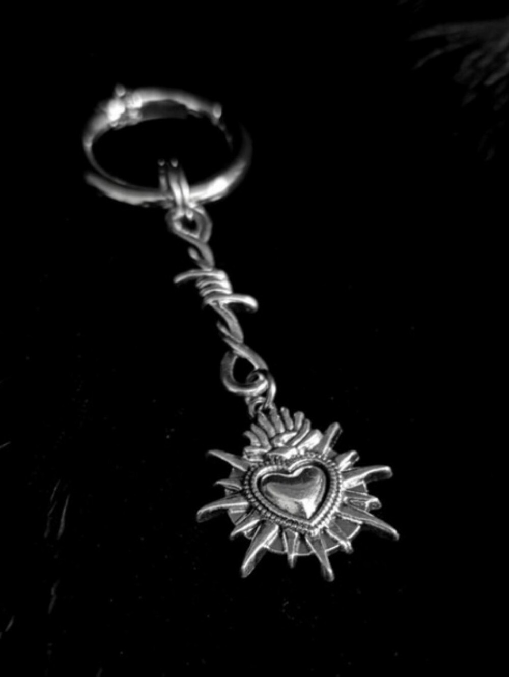 2 Gothic Barbwire Keychains - Picture 2 of 12